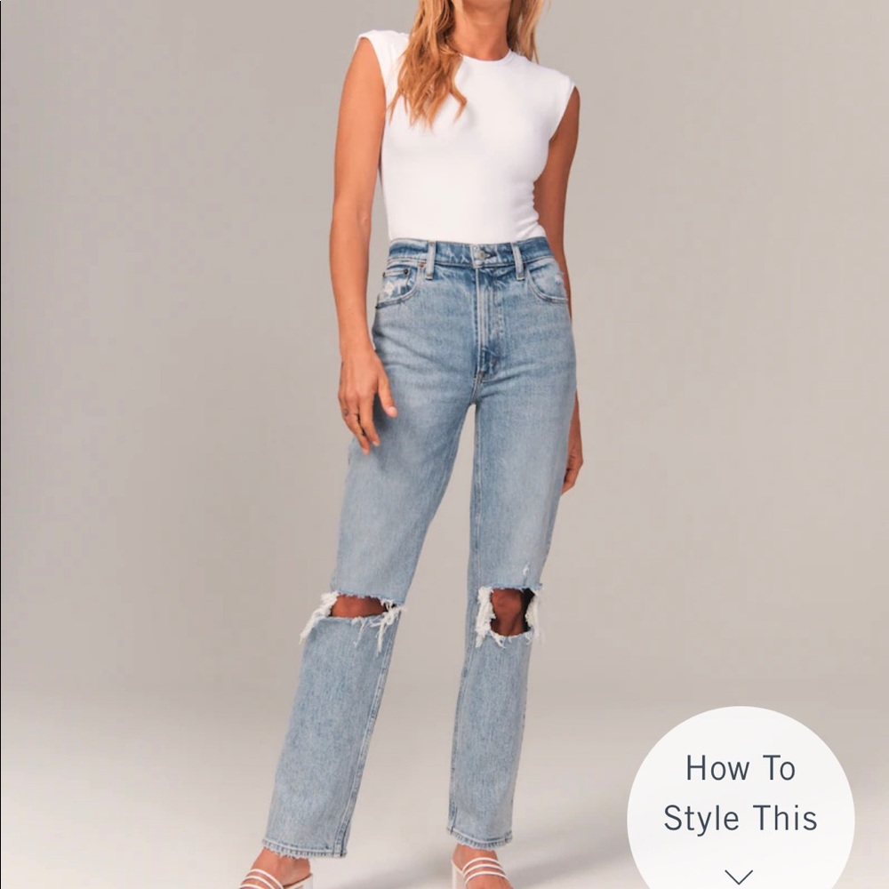 Brand new with tags 90’s light ripped medium wash jeans in size 29.